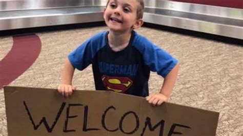 ‘welcome Home Son Embarrasses Mother With Hilarious Sign At Airport