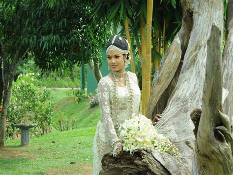 Wedding photography by building rubble kandy sri lanka. Kandyan Studio - Wedding Detail