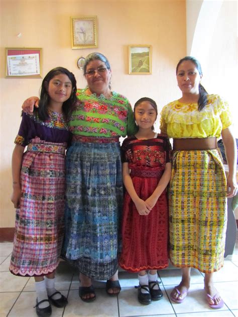 Locales Guatemaltecos Vestidos Con Ropa Nativa End Of The World