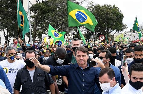 Entre gritos y celulares levantados, el presidente debió marcharse mientras se aglomeraba un pequeño grupo de simpatizantes en su lado del avión para tomarse 'selfies'. Artigo | Bolsonaro: novo discurso genocida e ausência de ...