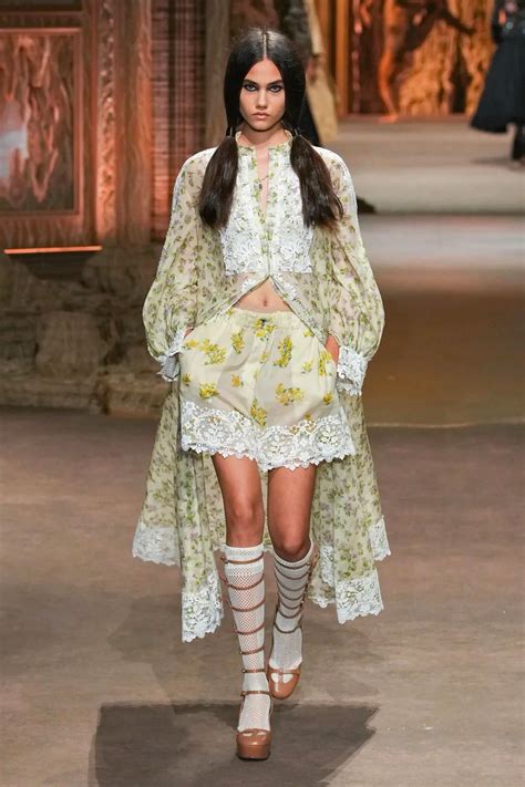 Dior Explora La Idea De Belleza Y Artificialidad En Su Colección De Primavera 2023 Vogue España