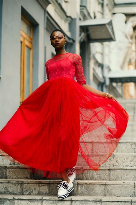 Gambar Merah Model Fesyen Bahu Gaun Koktail Mode Haute Couture