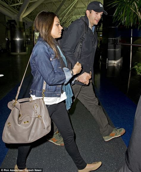 Mila Kunis And Ashton Kutcher Hold Hands As They Arrive At Airport Daily Mail Online
