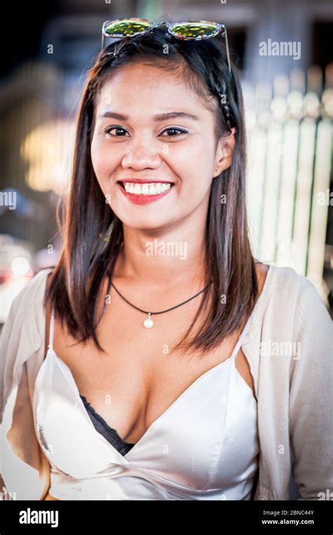 une jolie fille philippine avec un sourire époustouflant pose photo stock alamy