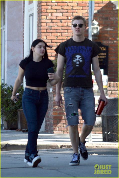 Ariel Winter Gives Money To Woman In Need Outside Of Cvs Photo 4183745