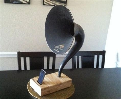 Nonelectric Iphone Dock Boosts Sound With Gramophone Horn Iphone