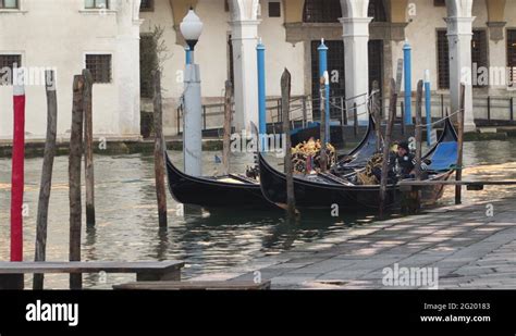 Gondolier In A Gondola Stock Videos Footage Hd And K Video Clips Alamy