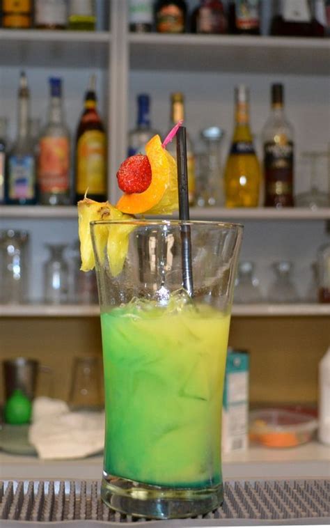 Regenboog paradise cocktail met blue curacao en malibu | vega recepten. Surf Malibu cocktail recipe with pictures | Cocktails with ...