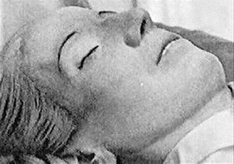 Cadáver Embalsamado De Evita Perón Siglo Xx History Queen Tudor
