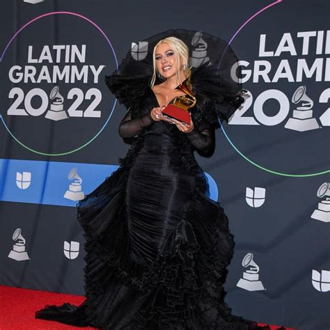 Christina Aguilera Com Trófeu No Grammy Latino 2022 Purebreak