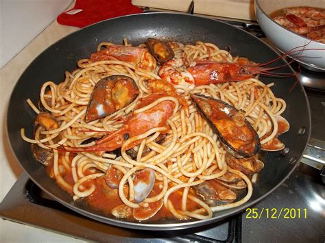 Le cozze sono uno dei molluschi più conosciuti al mondo, e si per condire la pasta può essere preparato un semplice sugo al pomodoro arricchito dalla presenza del. CuocaGio - Aiuti in cucina: Taglierini allo scoglio