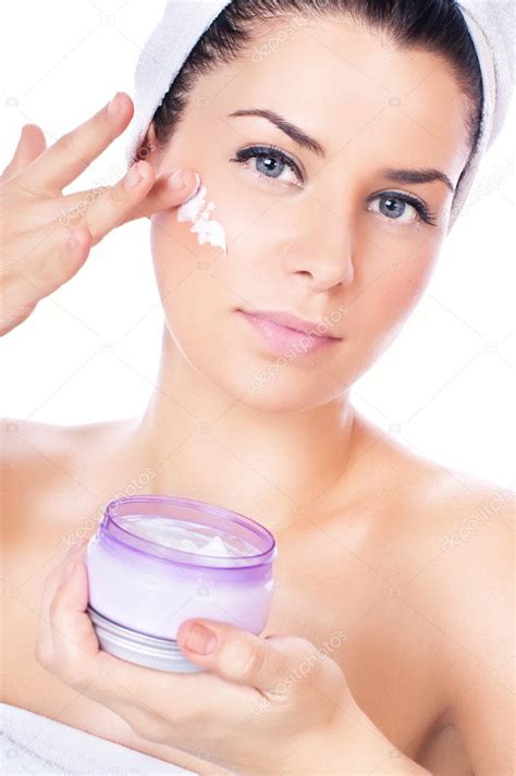 Beautiful Women Applying Moisturizer Cosmetic Cream On Face — Stock