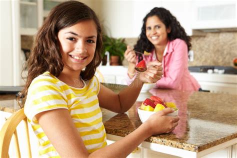 Madre E Hija Que Comen El Cereal Y La Fruta Imagen De Archivo Imagen