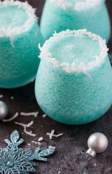 A mixed drink, well suited for hot summer nights. 25+ Heavenly Vegan Christmas Drinks and Cocktails | The ...
