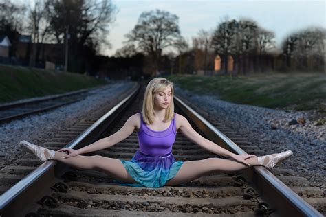 Fotos Blond M Dchen Spagat Ballett Schienen M Dchens Bein Eisenbahn