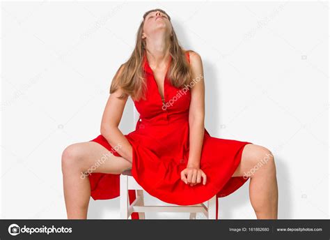 mulher atraente sentada na cadeira e se masturbando fotos imagens de © andriano cz 161882680