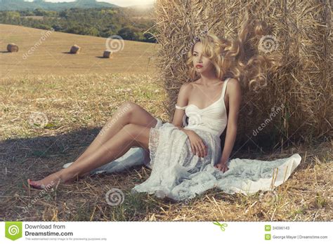 Blonde Sexy Dans La Prairie De Fauche Image Stock Image Du Attrayant