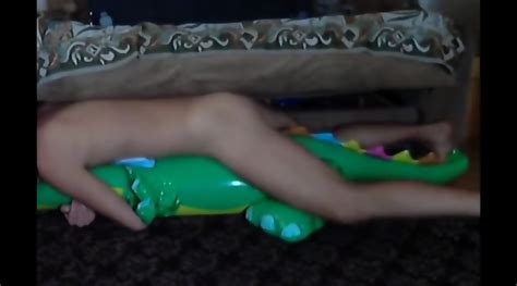 Big Inflatable Alligator Humping Cum Eporner