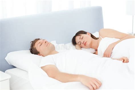 Amantes Que Dormem Na Cama Imagem De Stock Imagem De Casado 40329141