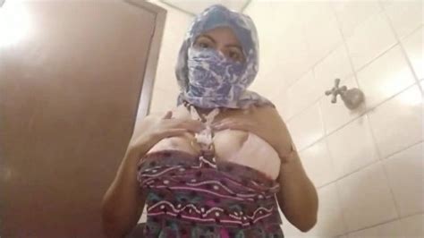 Real Horny Chubby Arab Bbw In Hijabi Masturbates Squirting Fat Pussy On Webcam Uploaded By Sedindi