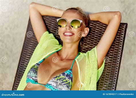 Kvinnors Avslappning Under Solen Vackra Kvinnor I Solglaslys