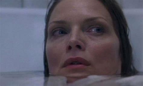 Michelle Pfeiffer Bath Water Scene In What Lies Beneath Movie