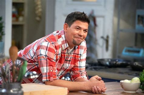 In jeder halbstündigen sendung von tim mälzer kocht! wird die zubereitung eines gerichtes erklärt, wobei der schwerpunkt auf moderner deutscher küche liegt. Tim Mälzer kocht! S03E08: Kartoffel-Risotto mit Tofu ...