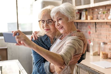 Nonne Nel Mondo Moderno Di Tecnologia Avanzata Le Nonne Amano I Giochi