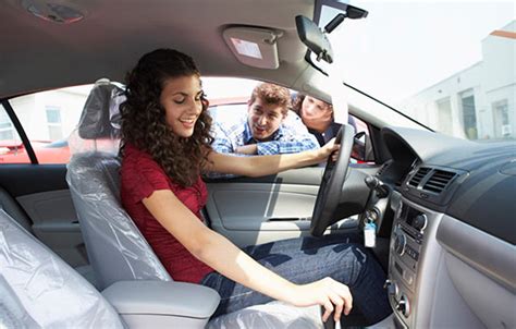 choosing safe cars  teens travelers insurance