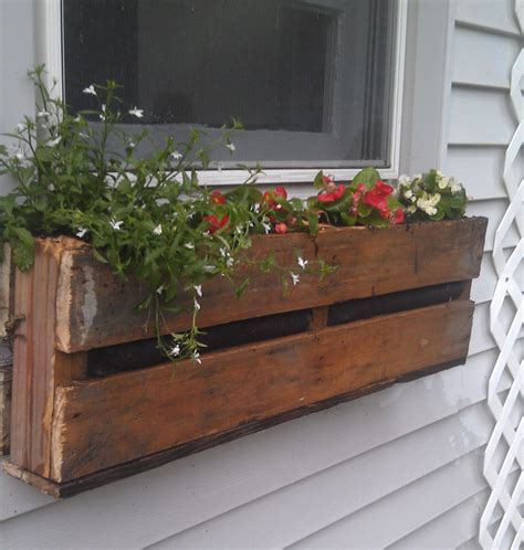 While planting directly in the box works fine, when you put your plants into a box liner you can take them out in the winter and a liner also makes it easier to do the original planting, since you can work on the liner box anywhere you have room. Best 25+ Pallet flower box ideas on Pinterest | Diy flower ...