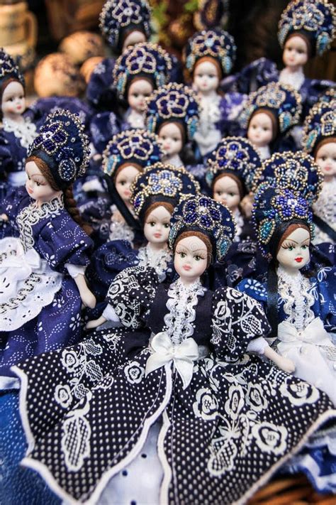 Muñecas Húngaras Tradicionales Del Recuerdo En El Mercado Foto De