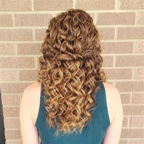 22 Curly Prom Hairstyles For Your Stunning Prom Night Look