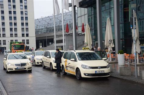 Allerdings sind in hamburg weiterhin keine neuen termine für das impfzentrum buchbar. Berlin: 80-Jährige bekommen Taxifahrt zum Impfzentrum ...