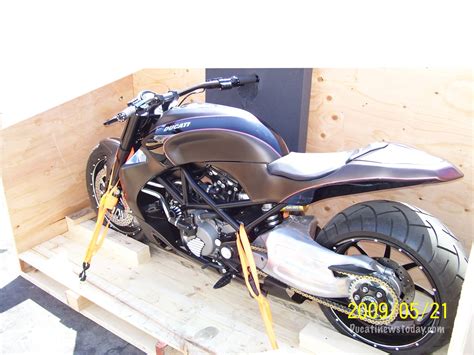 Una sfida nuova e interessante in un settore che è difficile definire, come lo è stato per la con quel cannotto di sterzo così sdraiato (28° non sono pochi), con quel gommone da custom e con un interasse da gran turismo. More Photos of the Roland Sands Design Ducati Diavel ...