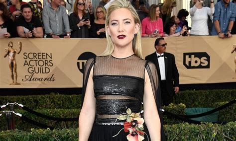 Kate Hudson Goes Braless In Sheer Dress At The Sag Awards Daily Mail