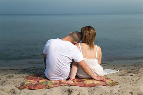 Junge Paare In Der Liebe Die Auf Strand Sich Entspannt Stockfoto Bild Von Glücklich Nave