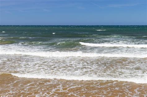 Calma le onde è un brano del cantante dutch nazari pubblicato ad anticipare l'uscita del nuovo album ormai imminente. Vista Di Stordimento Della Spuma Di Calma Dell'oceano Con ...