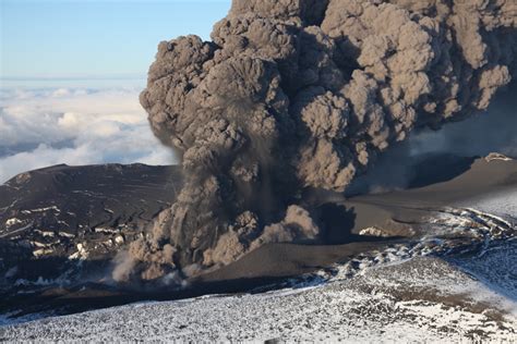The icelandic meteorological office says the eruption of fagradalsfjall began at about 20:45 gmt on friday, and was later confirmed via webcams and satellite images. L'Islande en 4 jours, c'est possible!