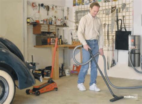 Garasi adalah tempat untuk menyimpan mobil agar terhindar dari pencurian ataupun untuk melindungi mobil terhadap cuaca terik matahari ataupun oleh air hujan maupun embun di malam hari sehingga mobil terhindar dari embun yang mengandung asam sehingga usia kendaraan dapat lebih panjang. Ingat, Menjaga Garasi Mobil Tetap Bersih Dan Rapi Ternyata ...