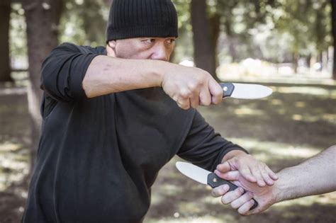13 Knife Fighting Techniques And Tips
