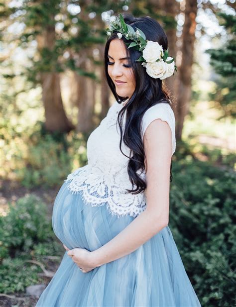 Reasons curly hair are more attractive for a photoshoot! Tips for a Gorgeous Pregnancy Photo Shoot | InStyle.com