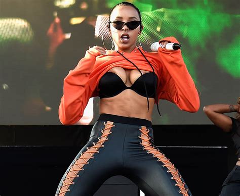 Tinashe Flame Singer Flashes Boobs In Wardrobe Malfunction Daily Star
