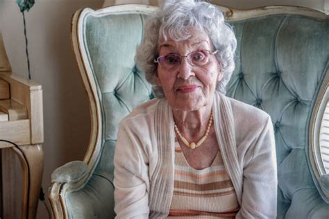 590 80 Year Old Women Fotos De Stock Imagens E Fotos Royalty Free