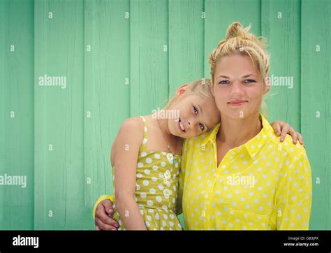 Dos Rubias Madre E Hija Sonriendo Espacio Para El Texto Fotografía De Stock Alamy