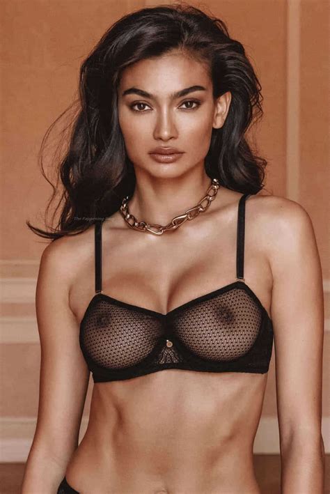 Kelly Gale Shows Off Her Nude Tits In Lingerie