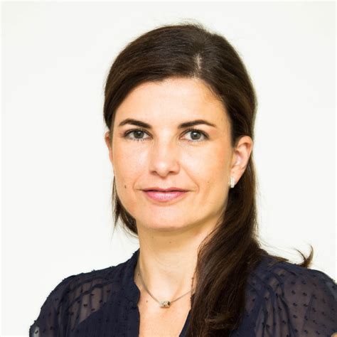 Nas séries da fotógrafa chilena isabel martínez assistimos à desmontagem e colagem de imagens que resultam numa verticalidade e numa justaposição forçada. Isabel Martinez-Berganza - Sales Training & Change ...