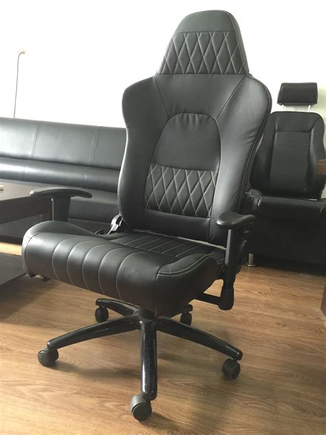 Modern Black Ergonomic Swivel Office Chair With Wheels Adjustable