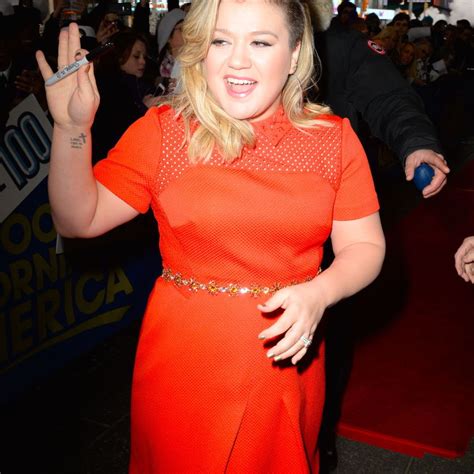 Kelly Clarkson Shuts Down Fat Shaming Troll In The Best Way