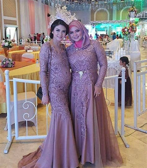 Model gamis brokat untuk acara pesta menjadi semakin indah bila dikombinasikan dengan bahan satin. 10 Desain Cantik Gaun Muslimah untuk ke Acara Pesta
