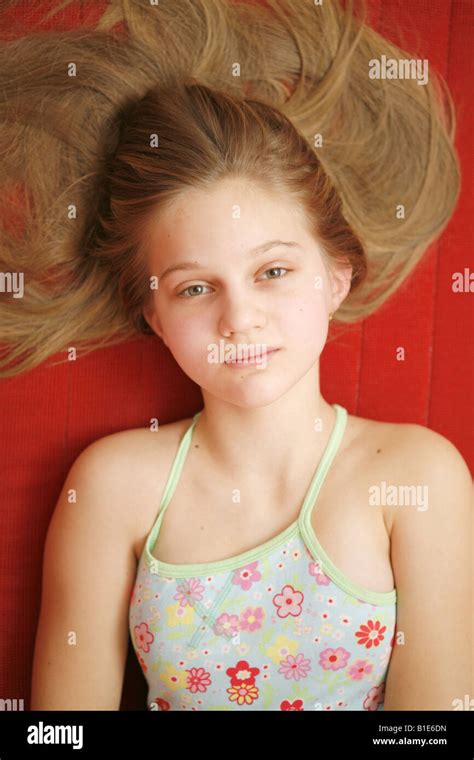 Trauriges Preteen Mädchen Auf Bett Stockfotografie Alamy